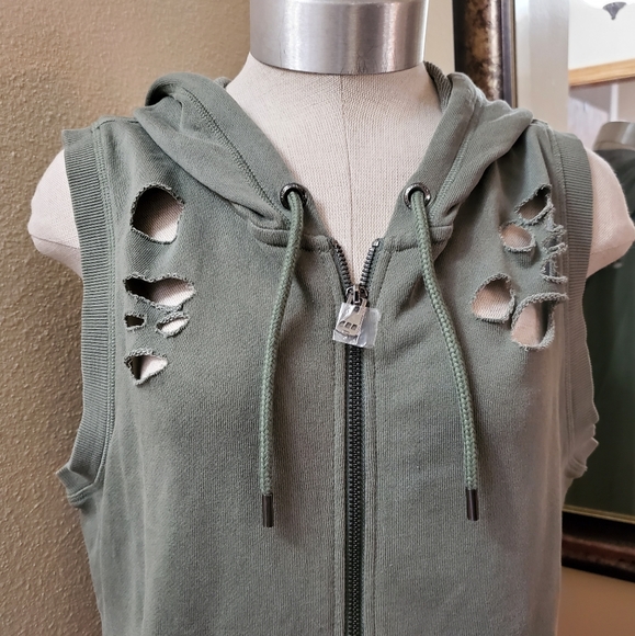 Uniquely Lorna Jane Distressed Sleeveless Vest - Picture 5 of 14